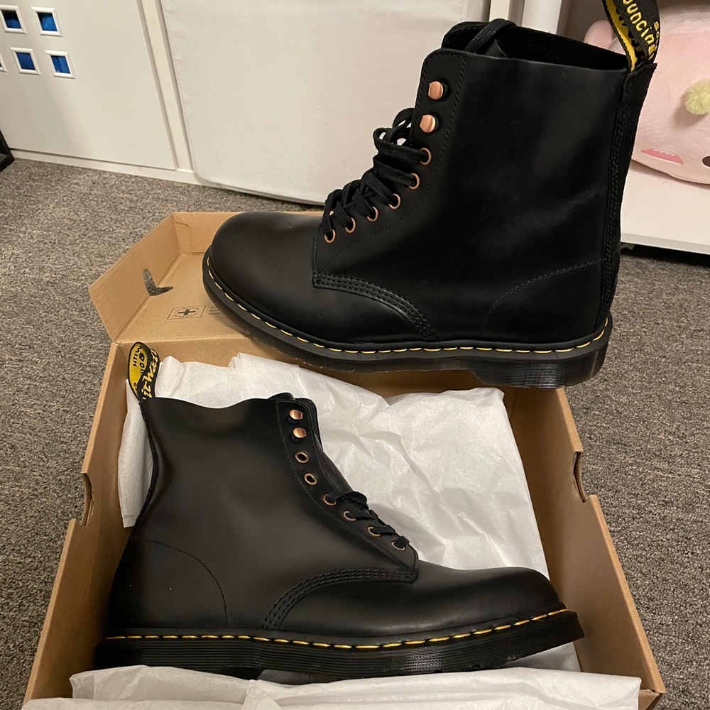 NIB Doc Martens 1460 Pascal Soapstone Suede Boots